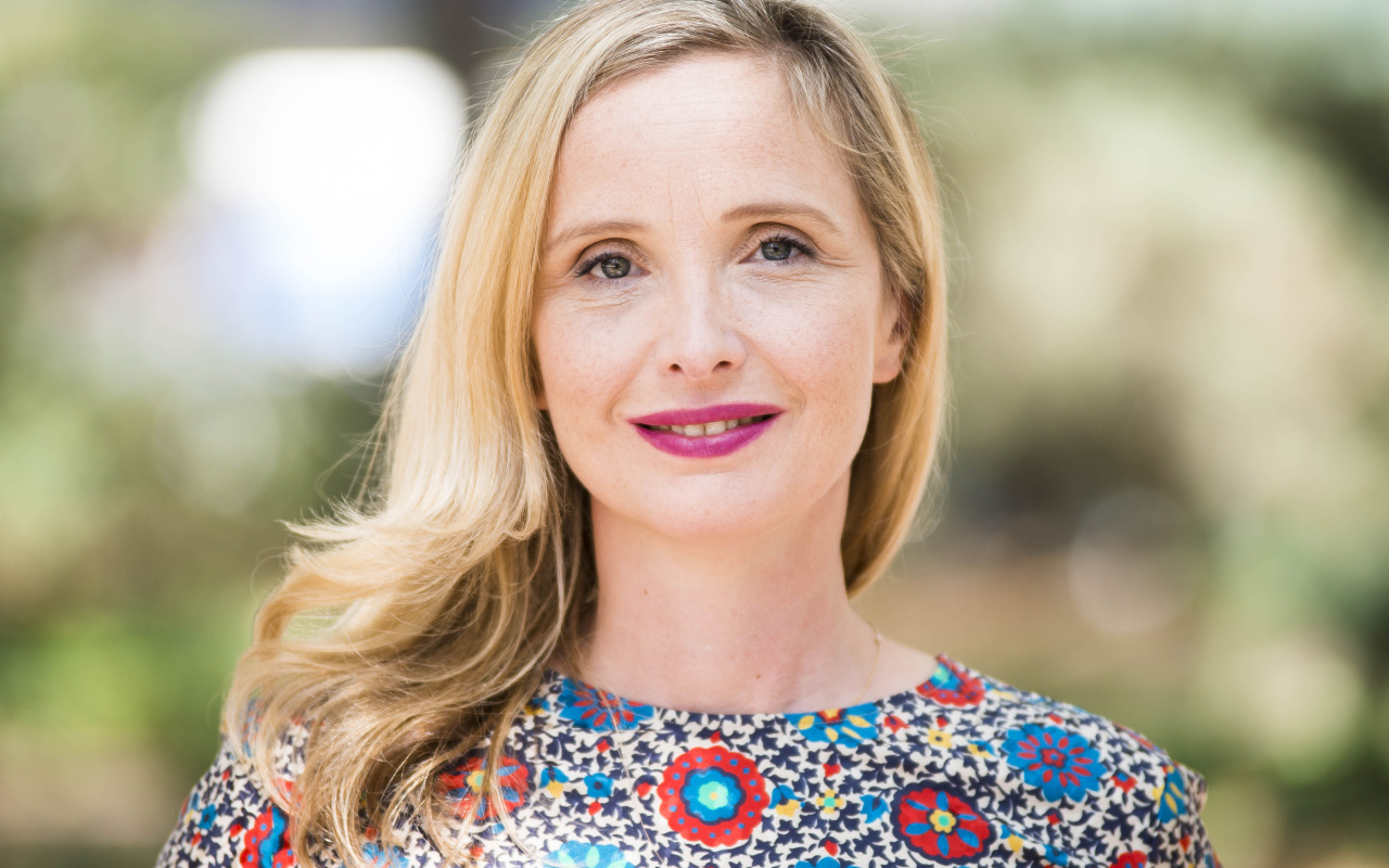 Красивая блондинка актриса Жюли Дельпи