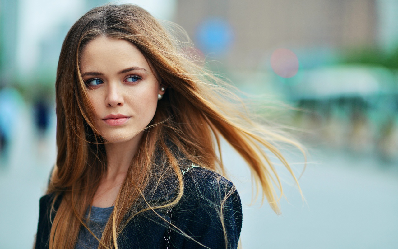 Красивая голубоглазая девушка актриса Кристина Базан