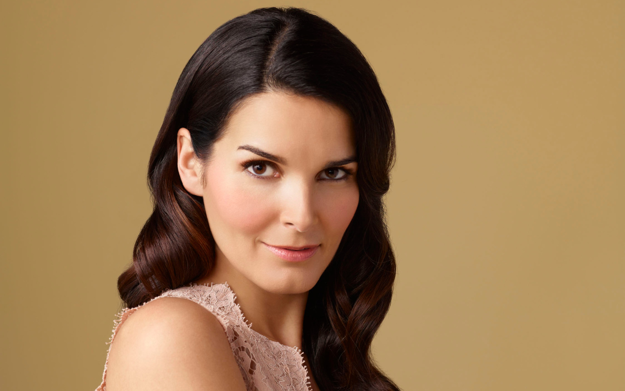 Красивая брюнетка актриса Энджи Хэрмон 