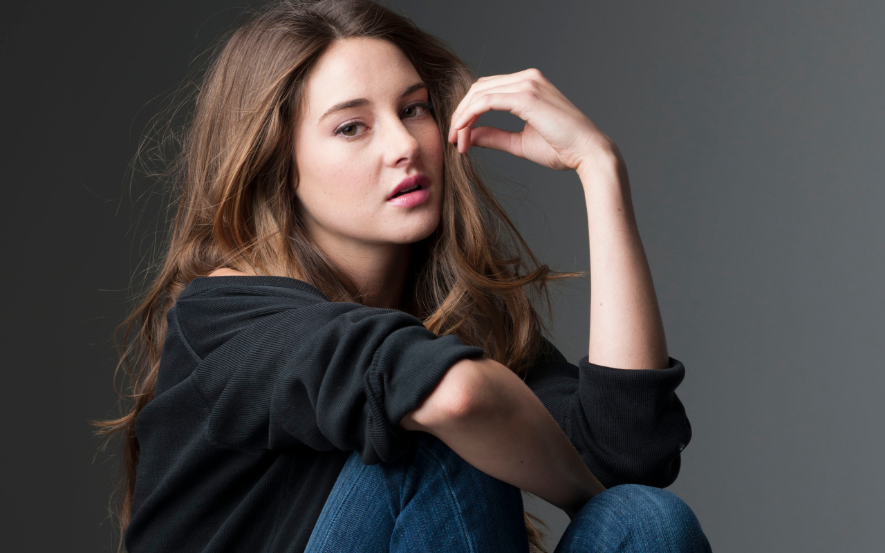 Красивая молодая актриса Шейлин Вудли 