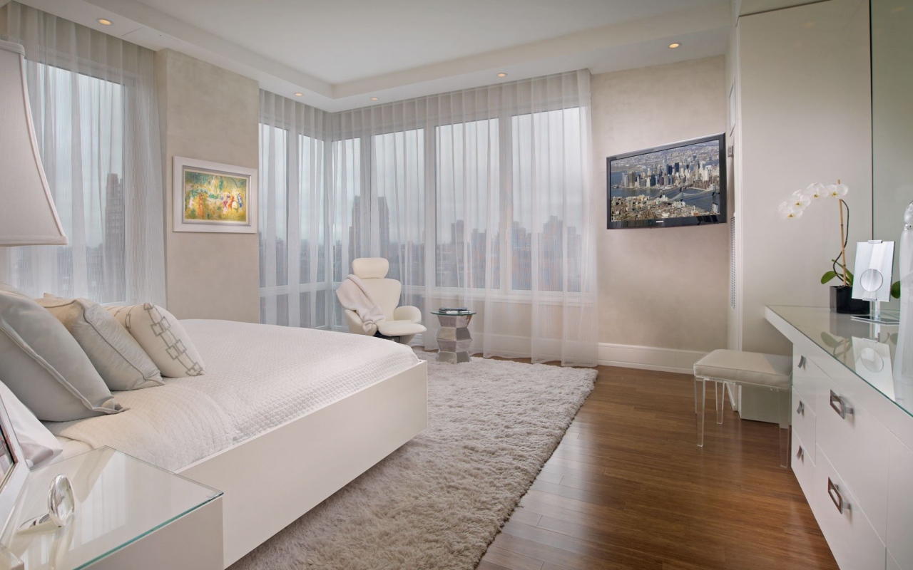 Спальня в белой цветовой гамме с большими окнами 