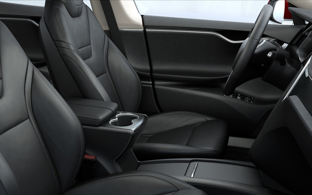 Черный кожаный салон электромобиля Tesla Model S 