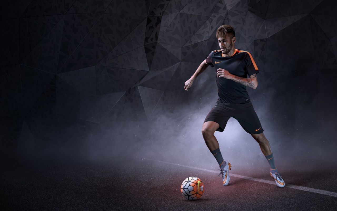 Бразильский футболист Неймар в форме Найк бьет по мячу