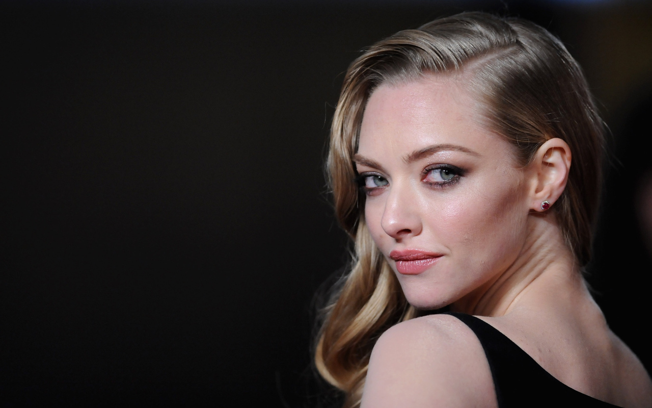 Нежная блондинка актриса Аманда Сейфрид