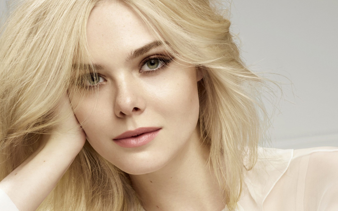 Нежная блондинка актриса Эль Фаннинг