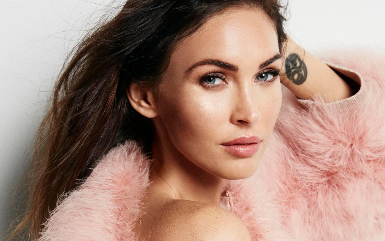 Эффектная актриса Меган Фокс с татуировкой на руке