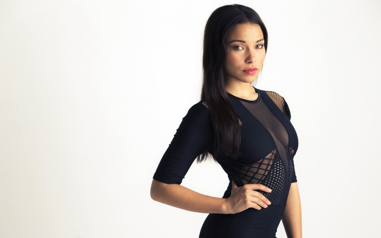 Эффектная актриса в черном платье Джессика Паркер Кеннеди