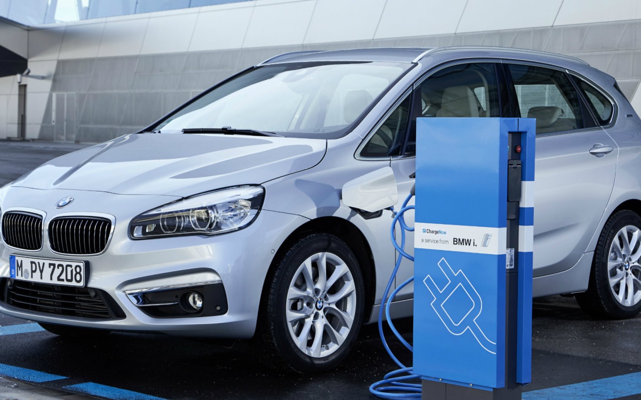 Электромобиль BMW 225xe Active Tourer 2016 на зарядке 