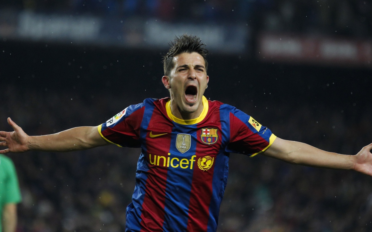 Футболист  Давид Вилья радуется забитому голу