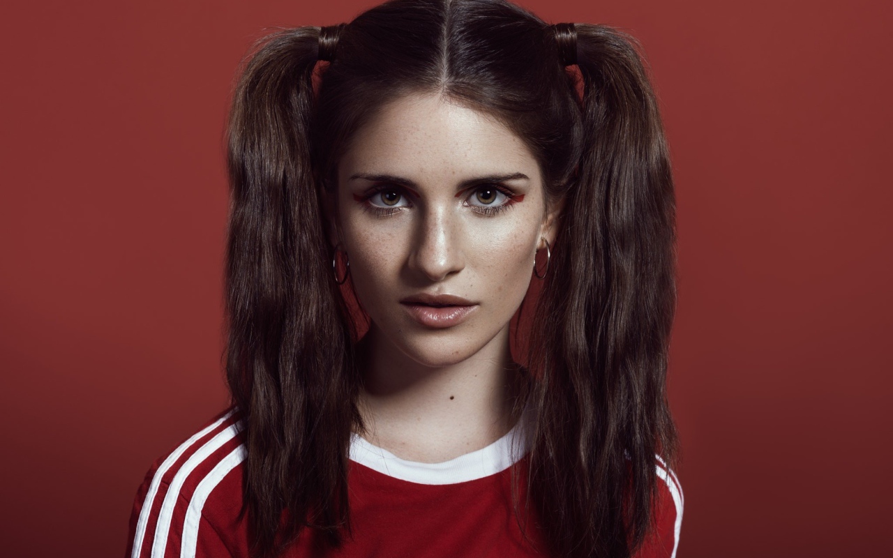 Девушка спортсменка с хвостиками на голове 