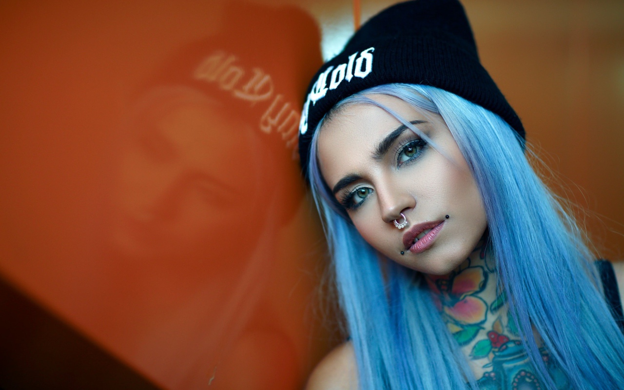 Девушка с голубыми волосами и пирсингом в носу 