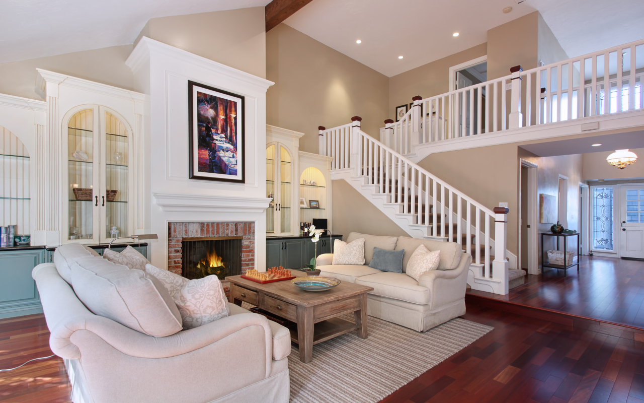 Дом с гостиной в нежных пастельных тонах  