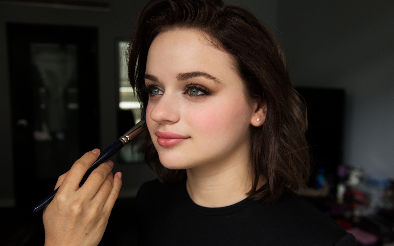 Подготовка к съемкам актрисы Джои Кинг