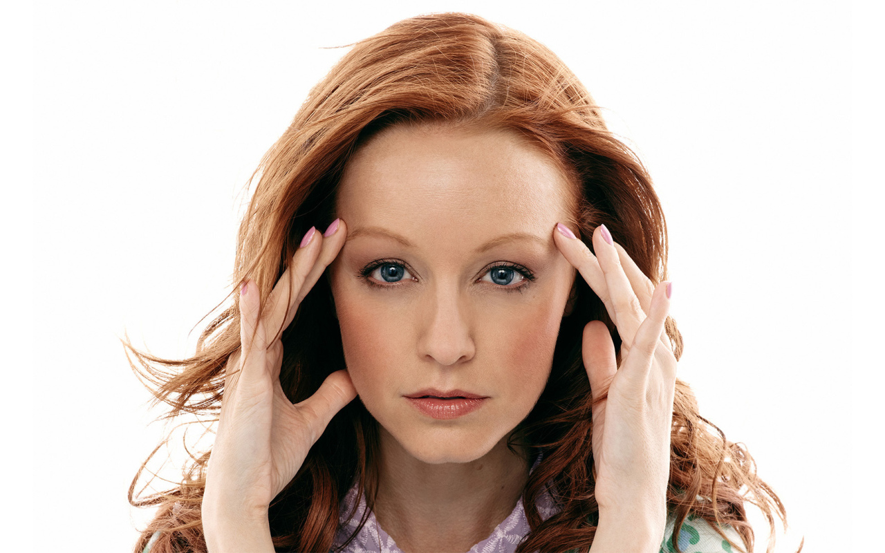 Рыжеволосая канадская актриса Линди Бут с голубыми глазами 