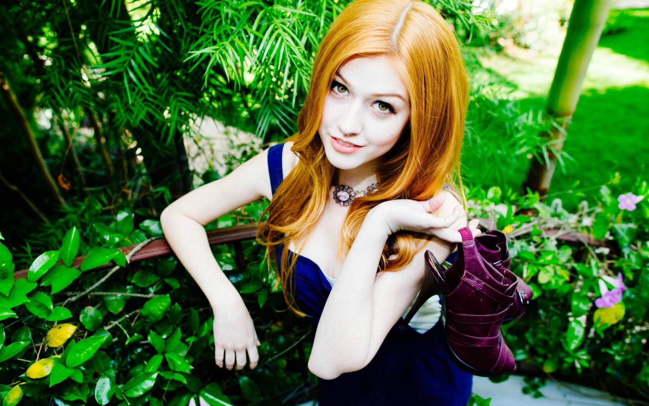 Рыжеволосая девушка, актриса Кэтрин Макнамара