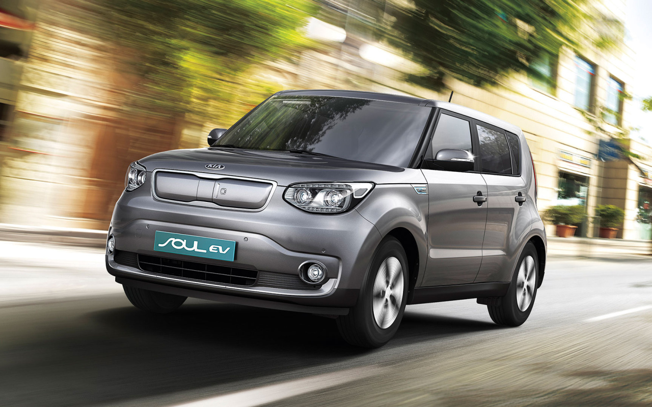 Серебристый электромобиль Kia Soul EV в движении 