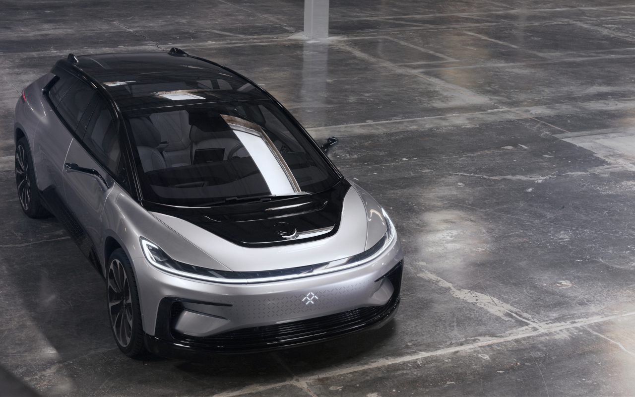Серебристый электрический автомобиль Faraday Future FF 91, 2017 года 