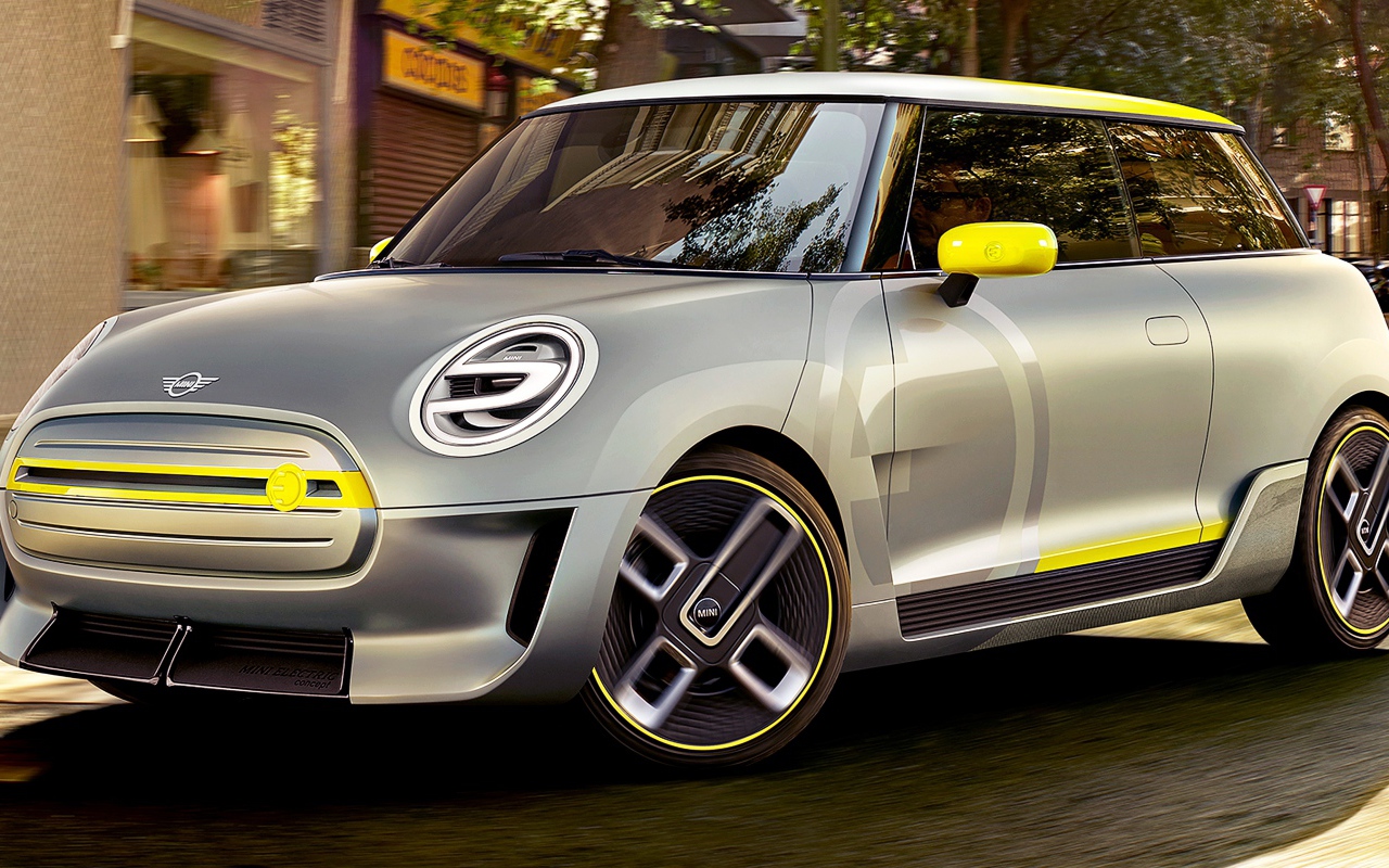 Серебристый электрический автомобиль Mini Electric