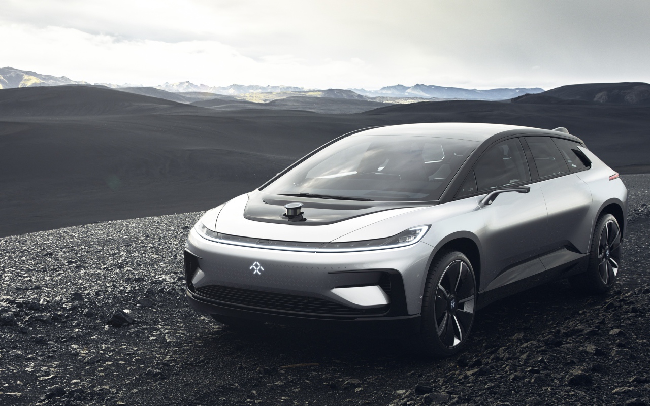 Серебристый электрический кроссовер Faraday Future FF91