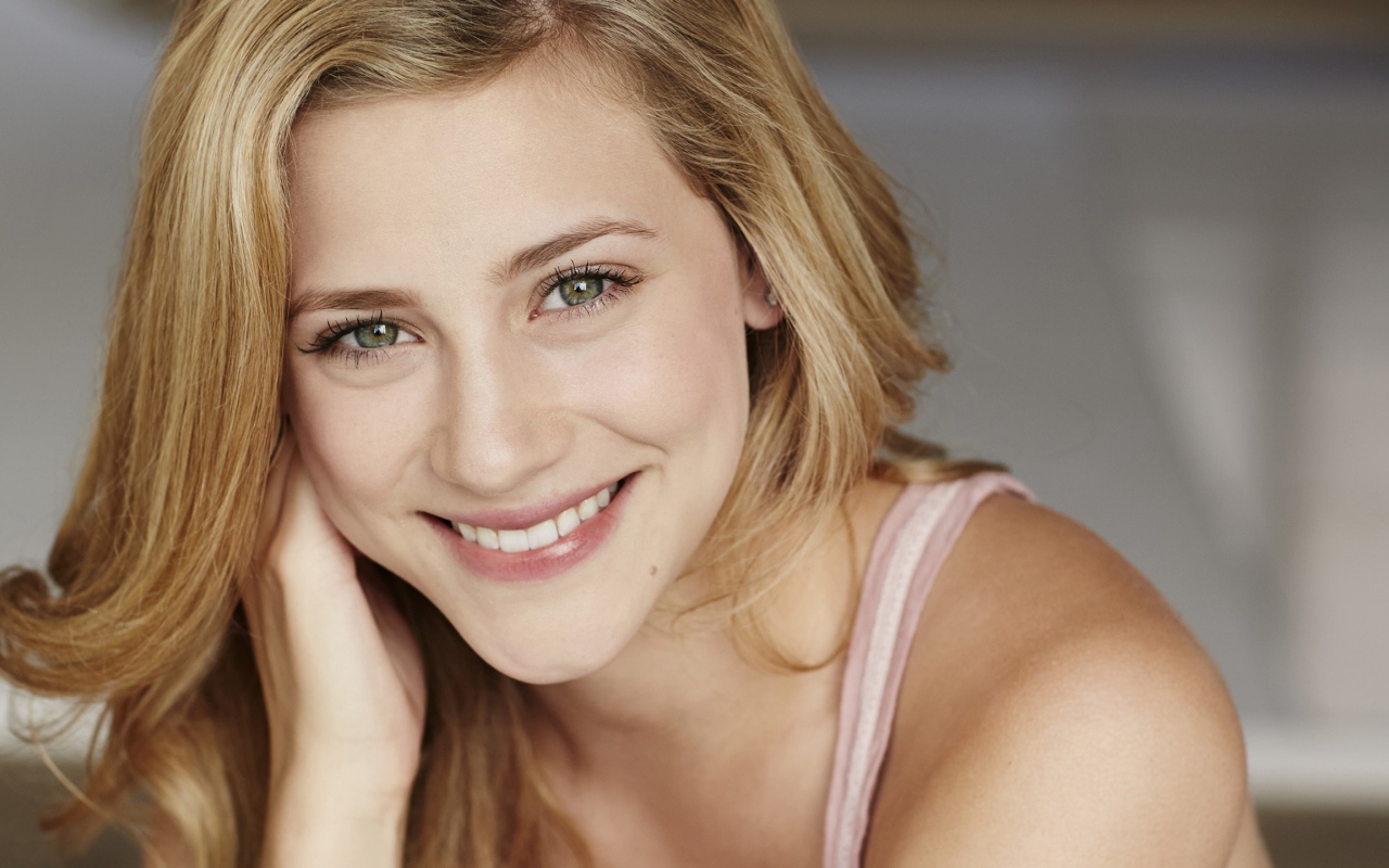 Улыбающаяся зеленоглазая актриса Лили Рейнхарт