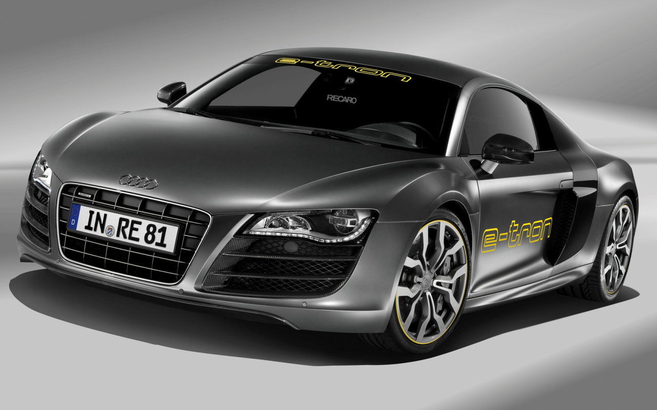 Стильный серебристый электромобиль Audi R8 e-tron 