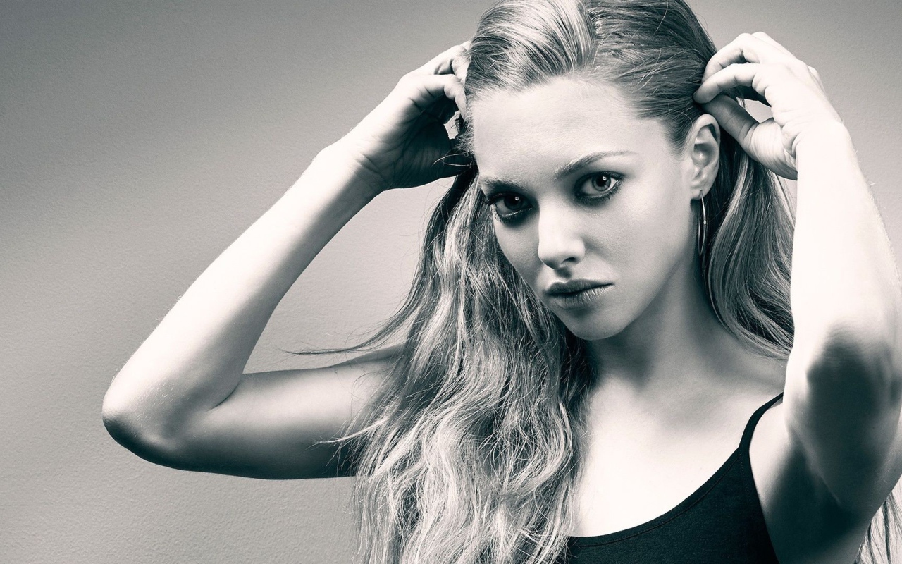 Молодая актриса Аманда Сейфрид,  черно белое фото 