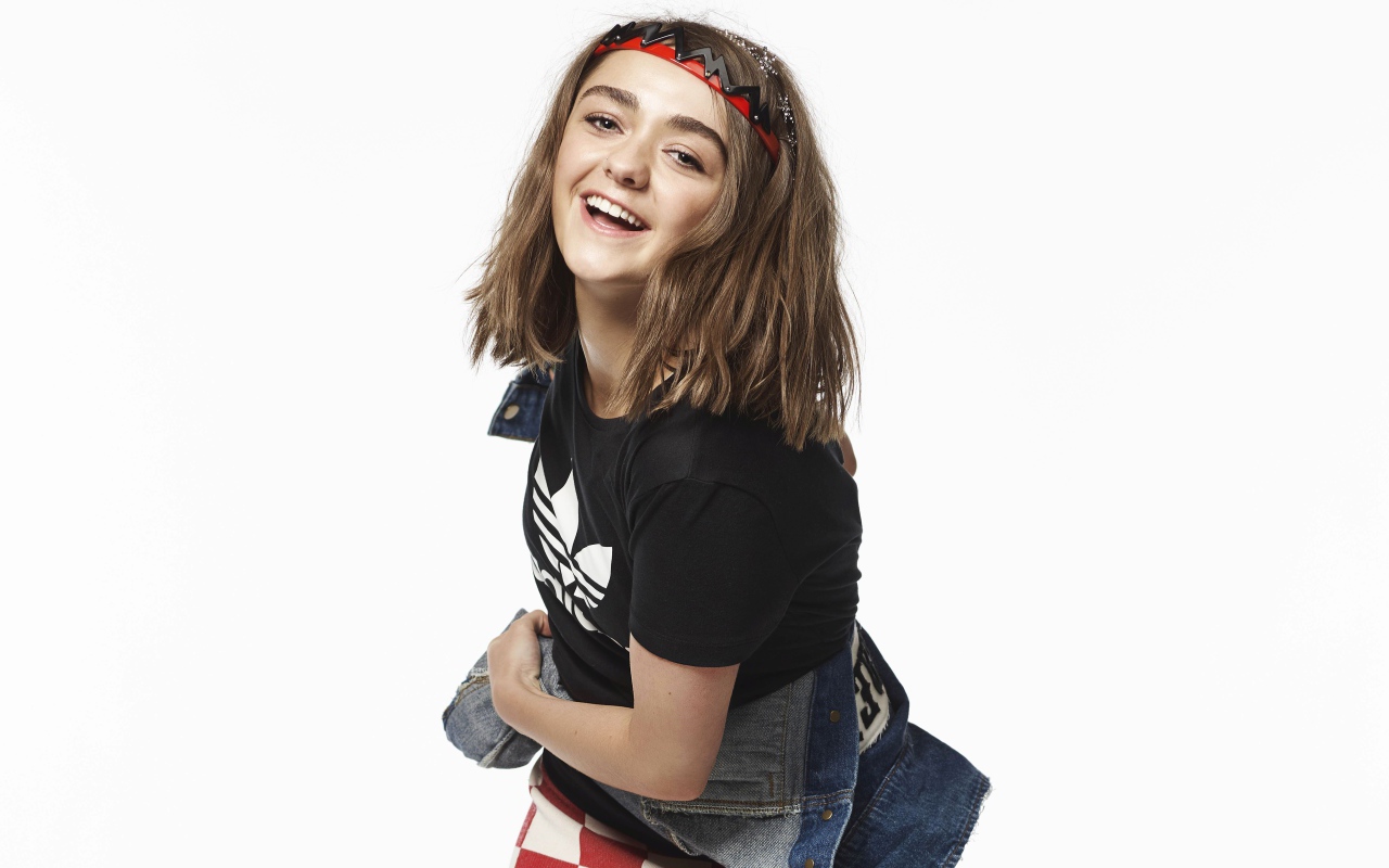 Молодая актриса  Maisie Williams,  фото на белом фоне 