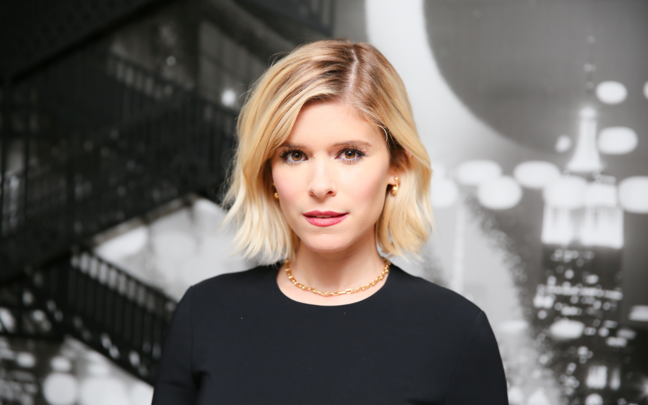 Молодая красивая актриса Кейт Мара в черном платье 