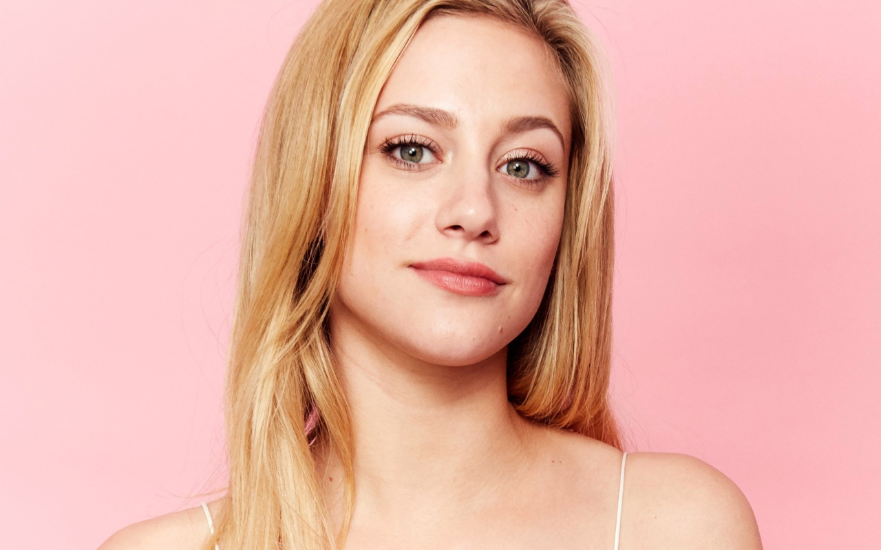 Молодая блондинка, актриса Лили Рейнхарт фото на розовом фоне