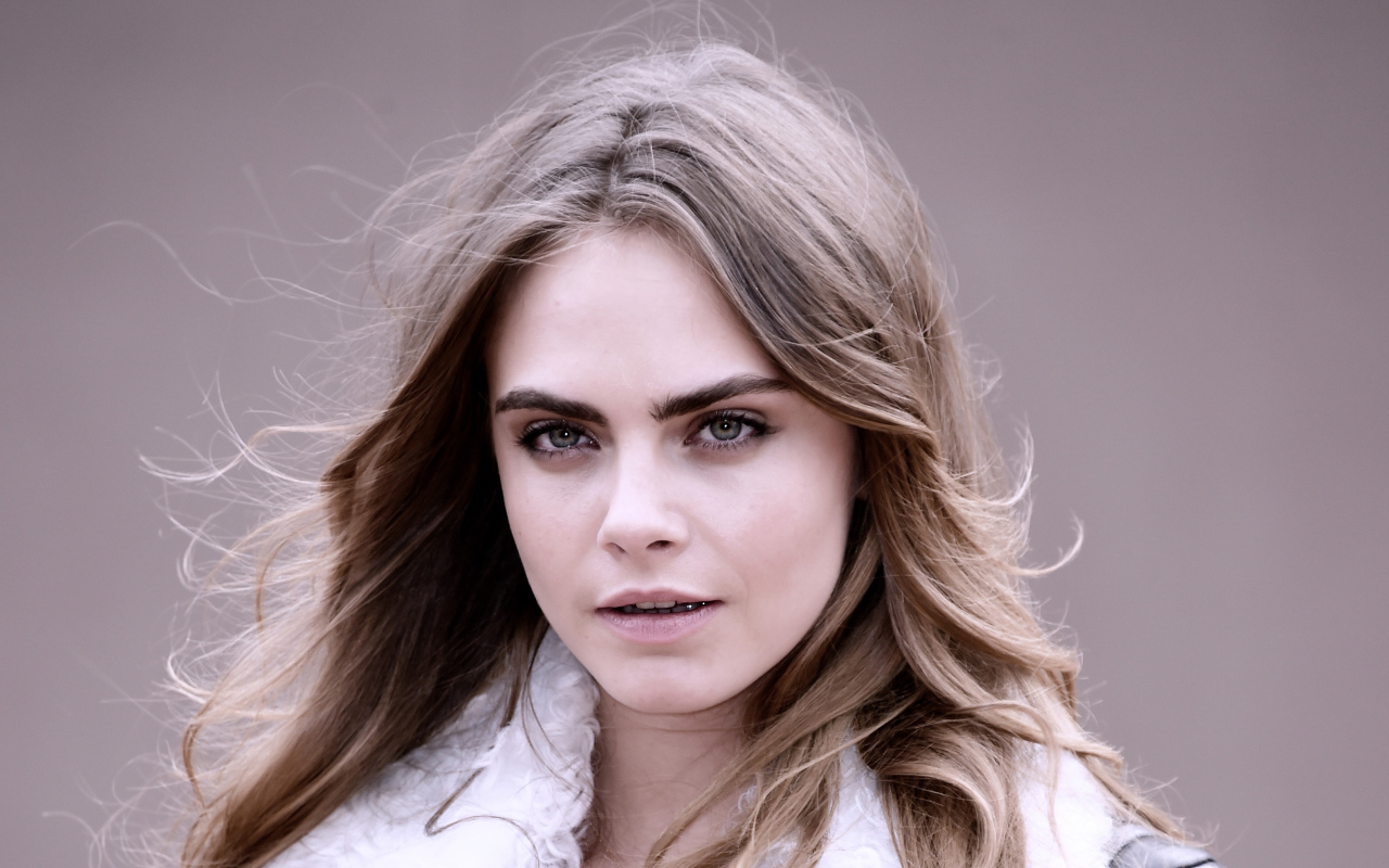 Молодая блондинка актриса Кара Делевинь