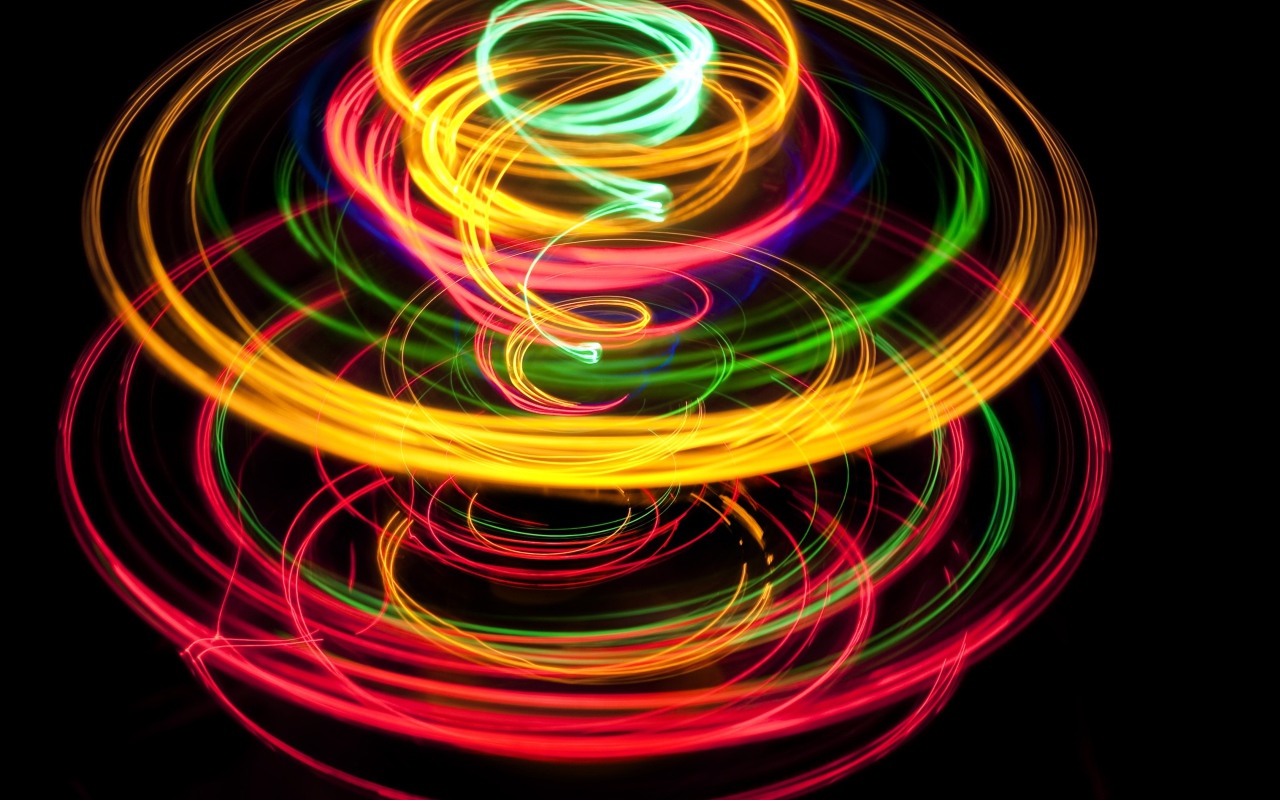 Абстрактный разноцветный вихрь на черном фоне