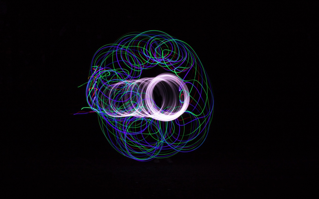Разноцветные неоновые круги на черном фоне