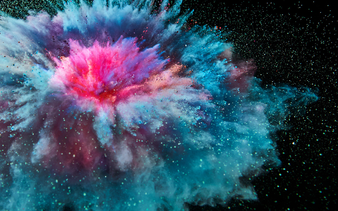 Разноцветный взрыв дыма на черном фоне