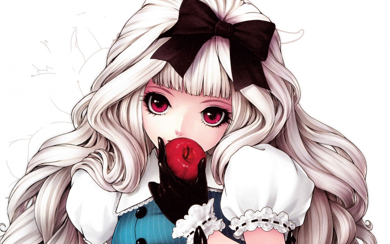 Девушка аниме с длинными белыми волосами с яблоком в руке