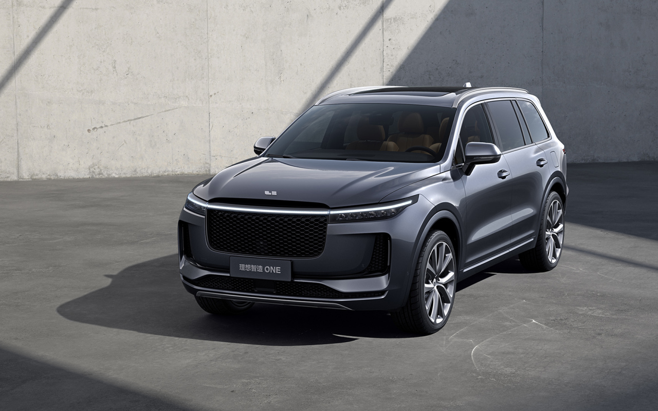 Серебристый внедорожник Lixiang ONE 2019 года