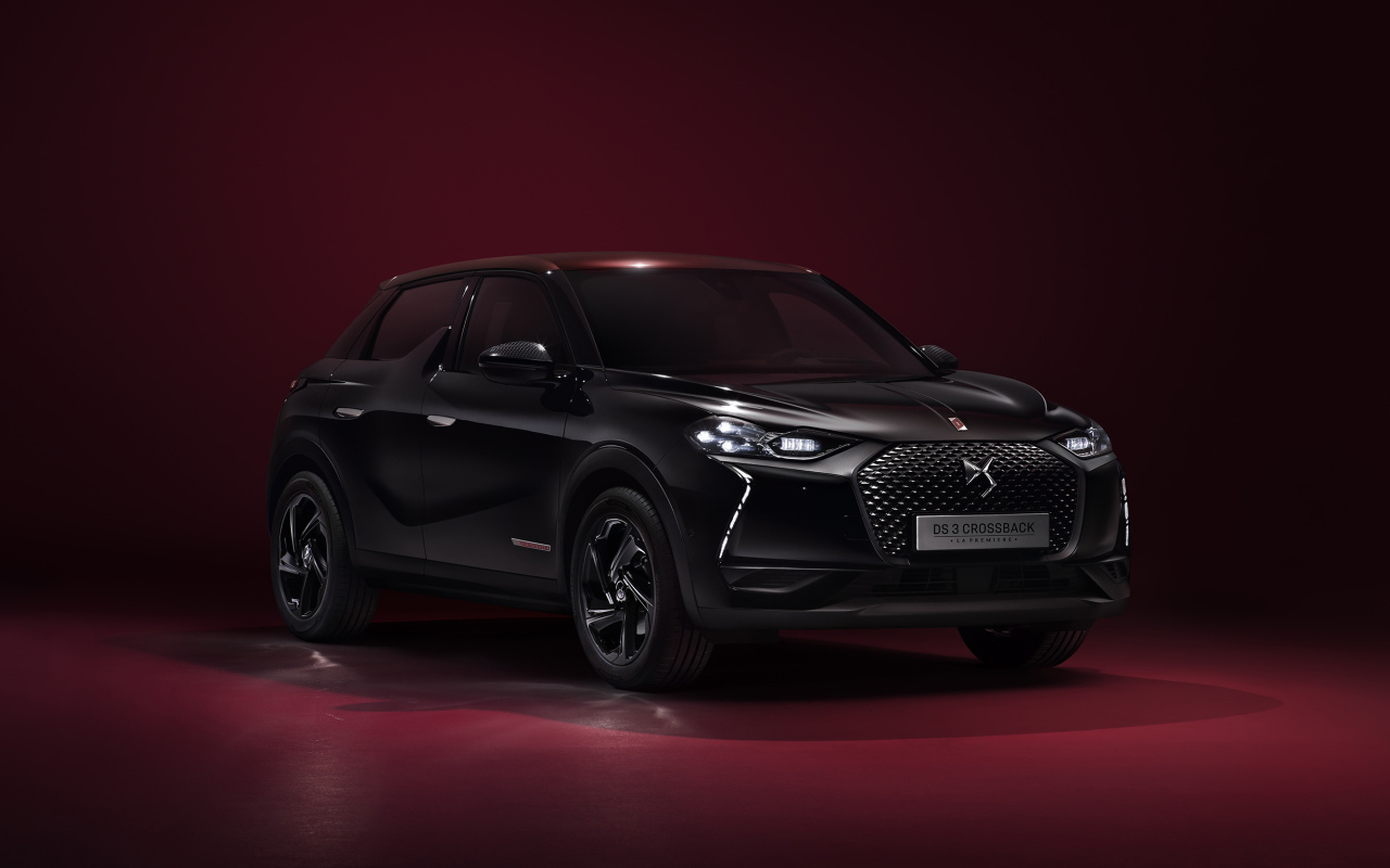 Черный стильный автомобиль DS 3  2019 года на бордовом фоне