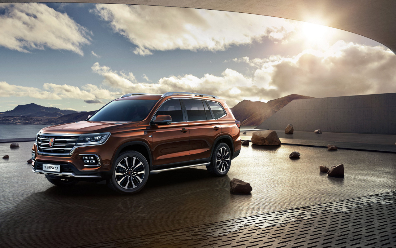 Внедорожник Roewe RX8, 2018 года под красивым небом