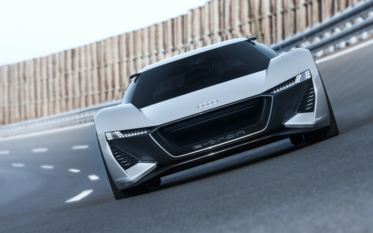 Серебристый быстрый автомобиль Audi PB 18 E-Tron