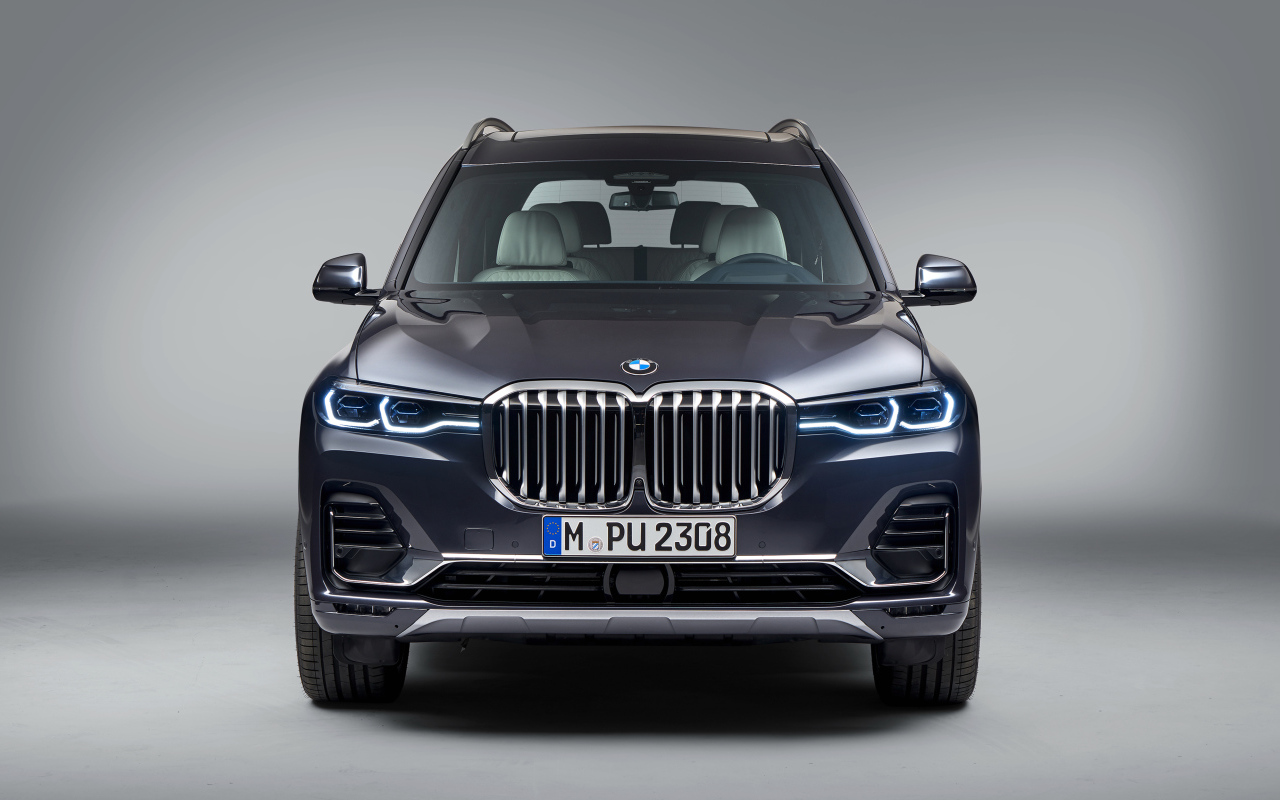 Автомобиль BMW X7  2018 года на сером фоне вид спереди