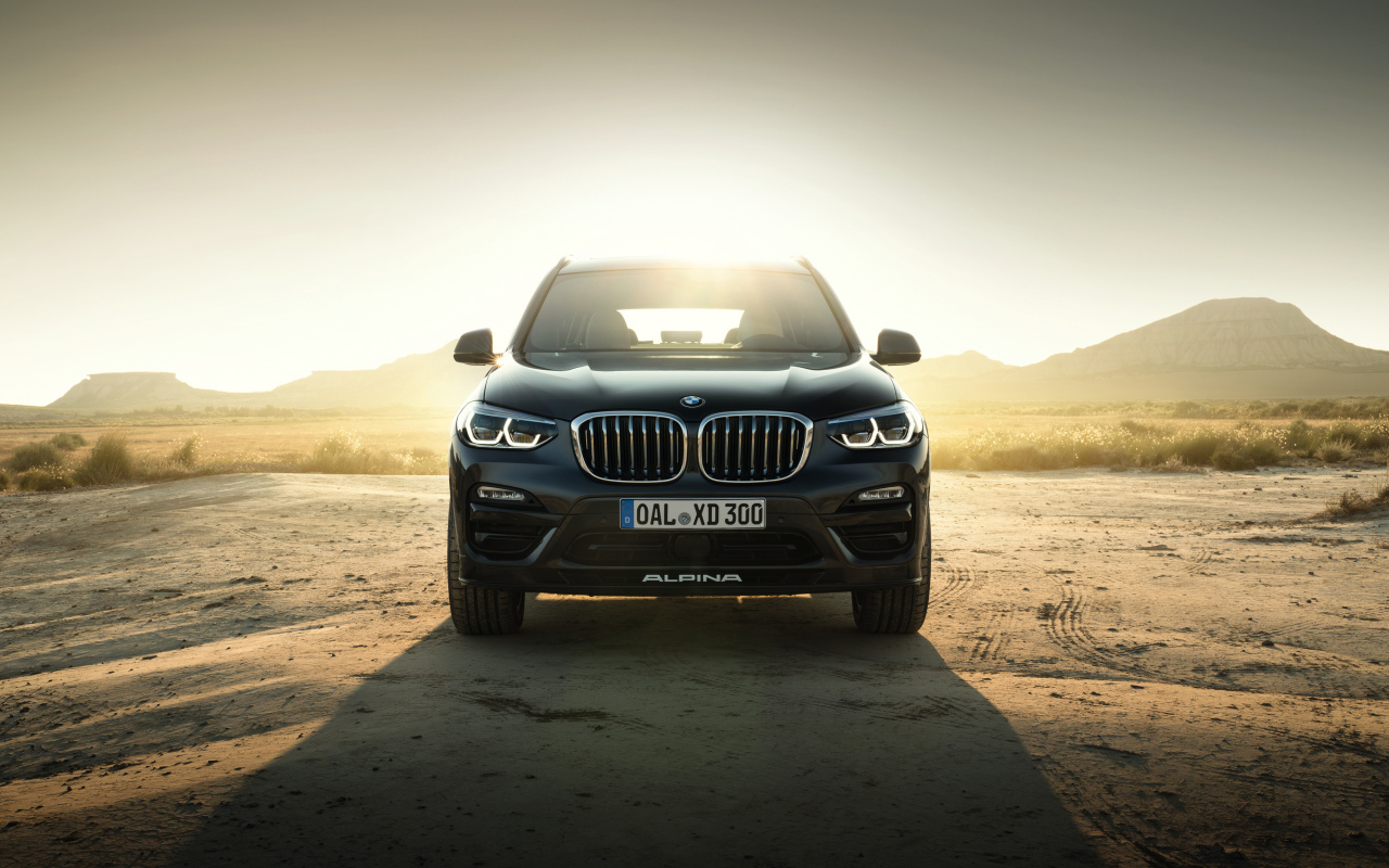 Черный стильный автомобиль BMW Alpina XD3 Allrad, 2018 на фоне солнца