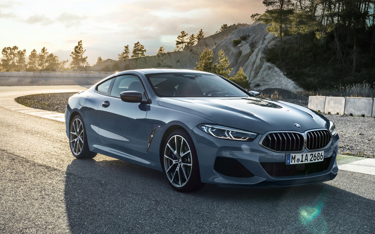 Серебристый автомобиль BMW M850i XDrive 2018