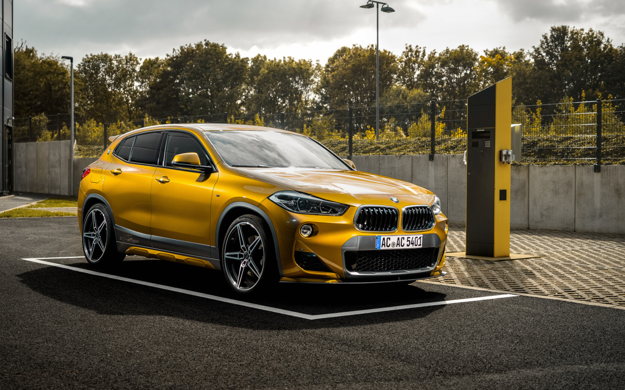 Желтый автомобиль BMW AC Schnitzer ACS2  2018 года на заправке