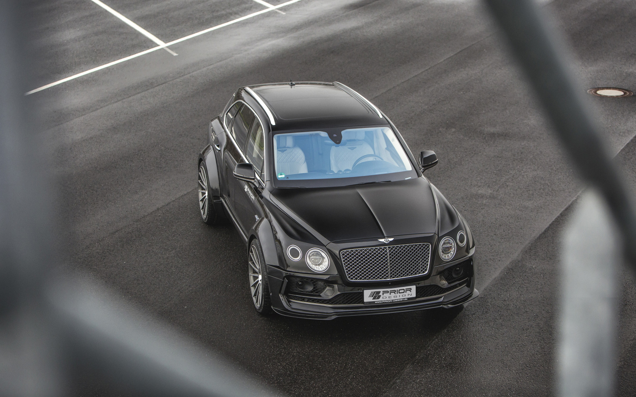 Черный кроссовер Bentley Bentayga, 2018