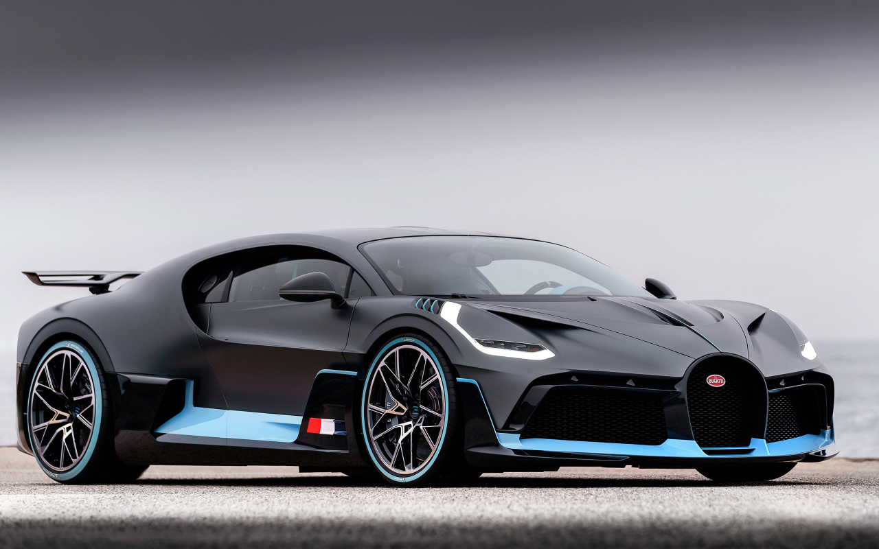 Черный спортивный автомобиль Bugatti Divo, 2018 года на сером фоне