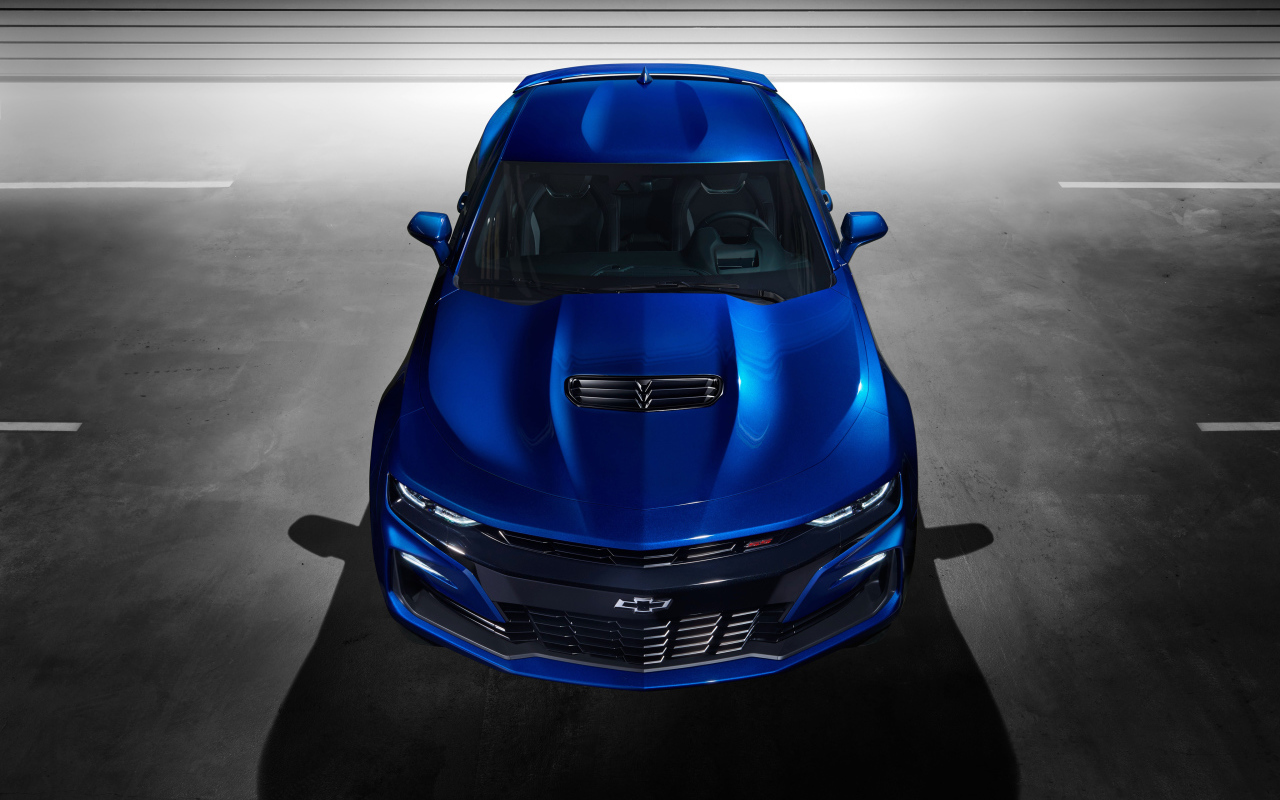 Синий автомобиль Chevrolet Camaro SS, 2018 года