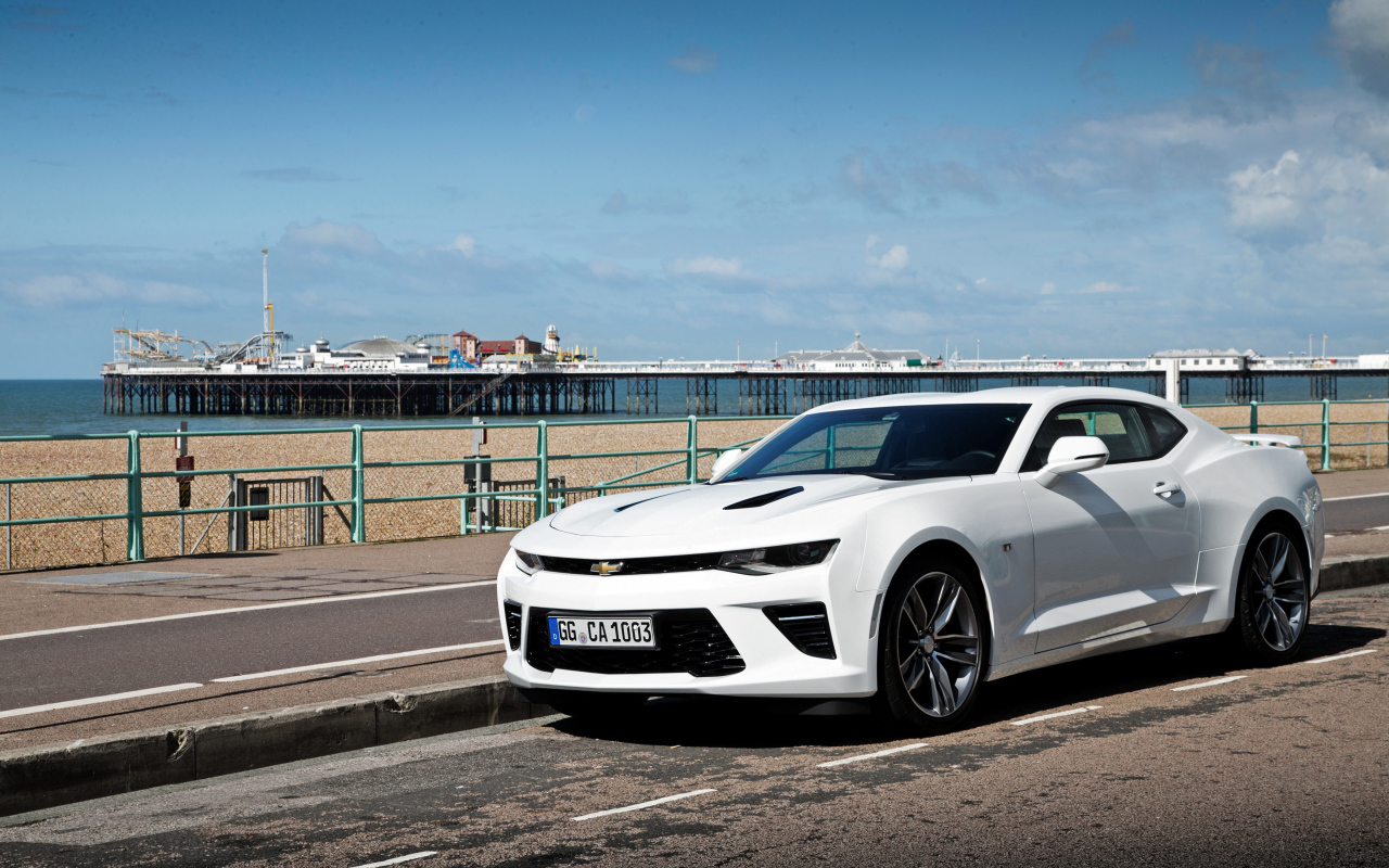 Белый автомобиль Chevrolet Camaro на дороге