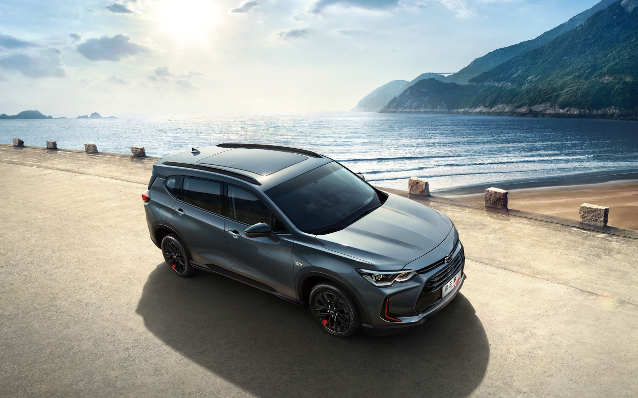 Серебристый внедорожник Chevrolet Orlando, 2019 года вид сверху