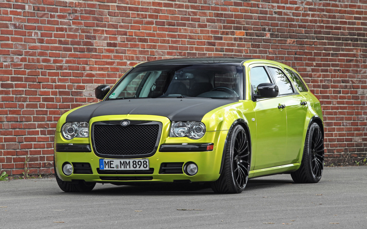 Стильный дорогой автомобиль Chrysler 300C SRT