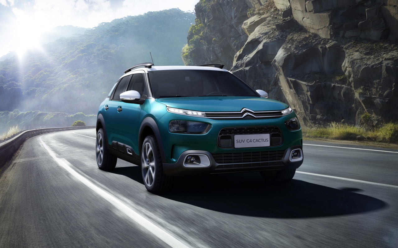 Внедорожник Citroen C4, 2018 на фоне гор