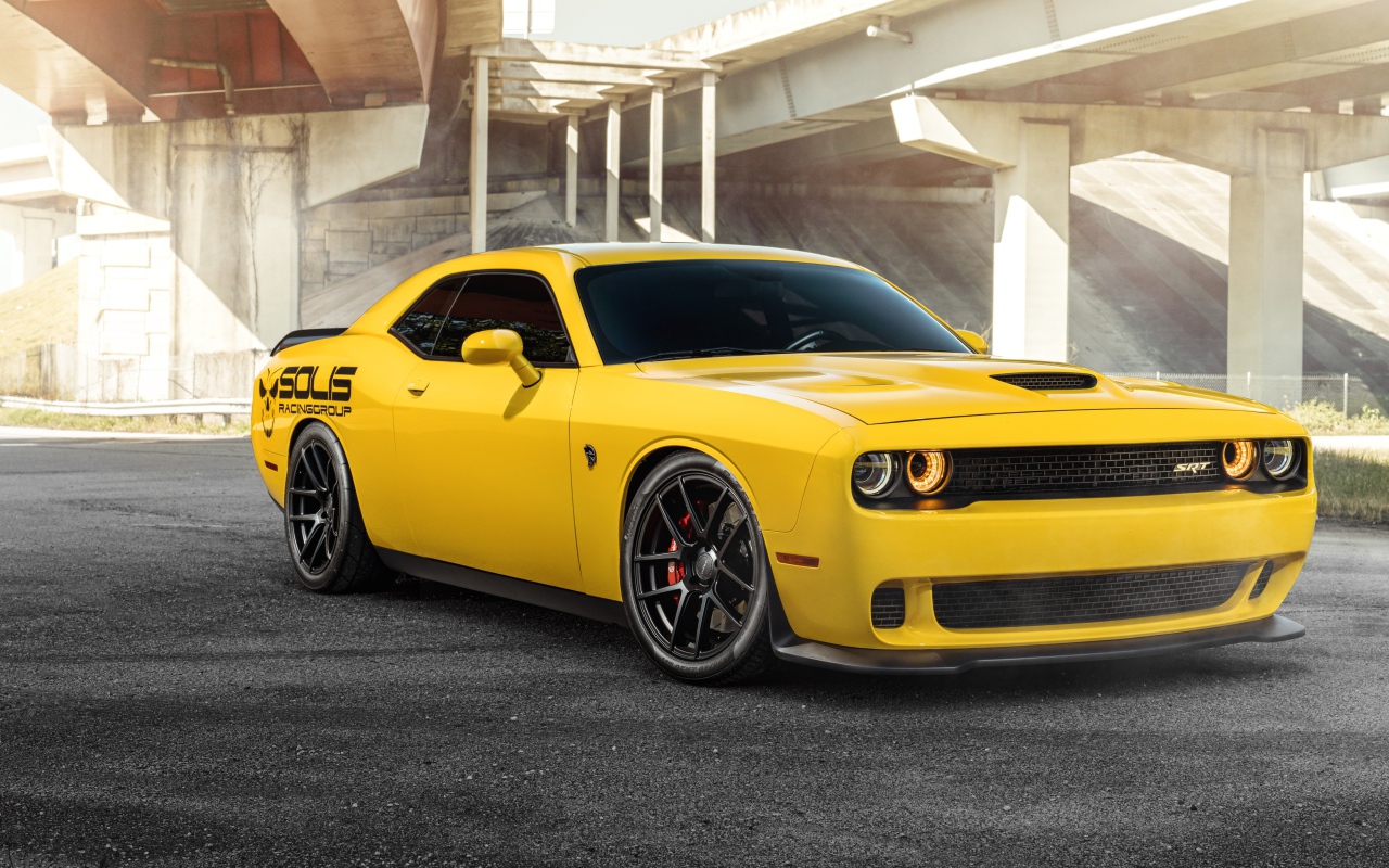 Оранжевый автомобиль Dodge SRT Hellcat